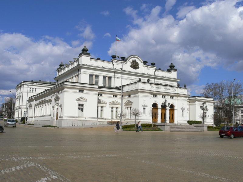 Осигурените ще избират между три типа пенсионни фондове от 2027 г.